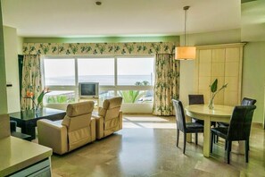 Suite, 2 soverom | Oppholdsområde | En 32-tommers TV med Parabol-TV