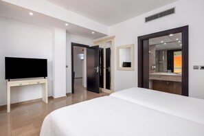 Suite, 3 Bedrooms | In-room safe, desk, blackout drapes, free WiFi - Senator Águilas Hotel (Aguilas)
