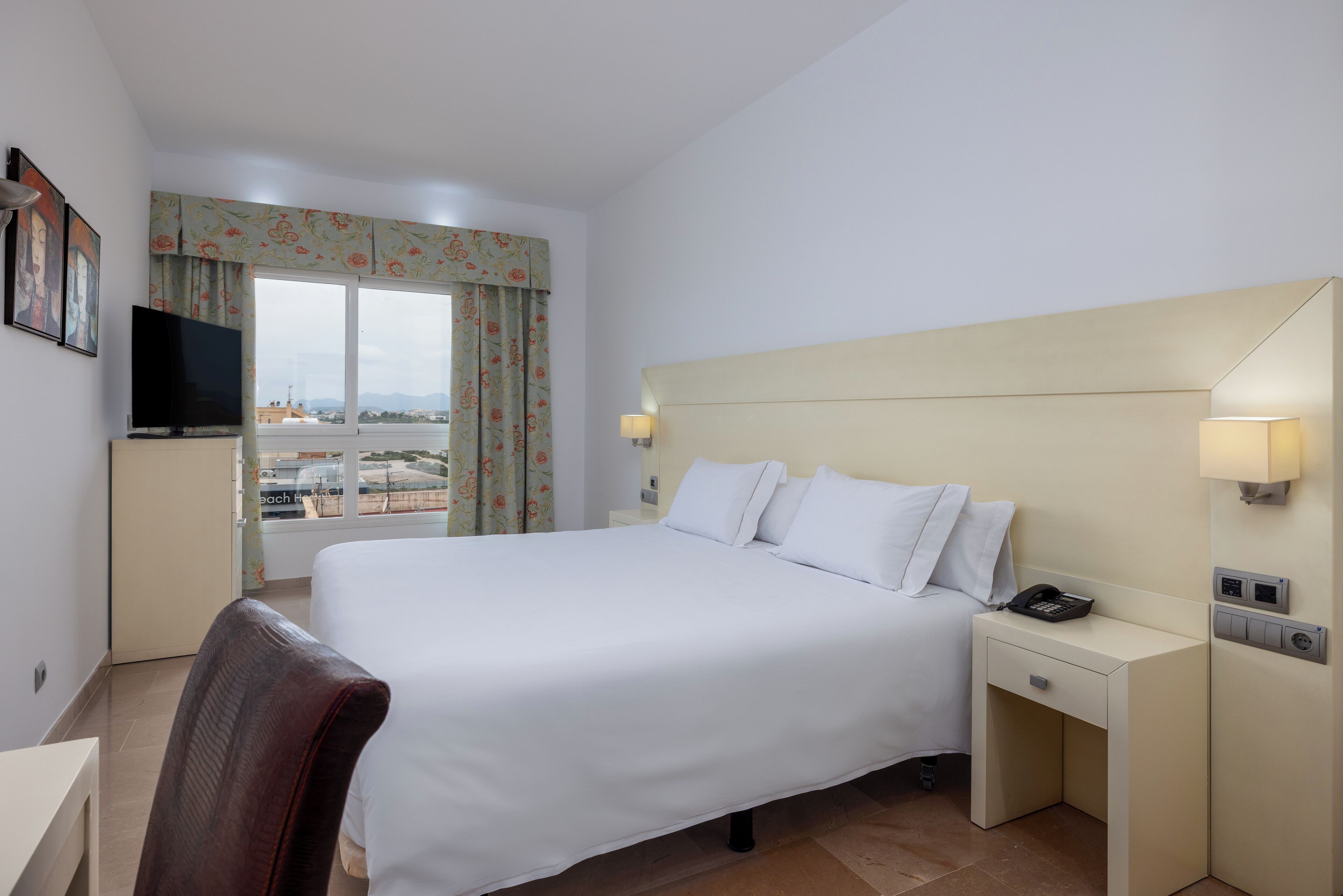 Suite Junior | Una cassaforte in camera, una scrivania, tende oscuranti, Wi-Fi gratuito