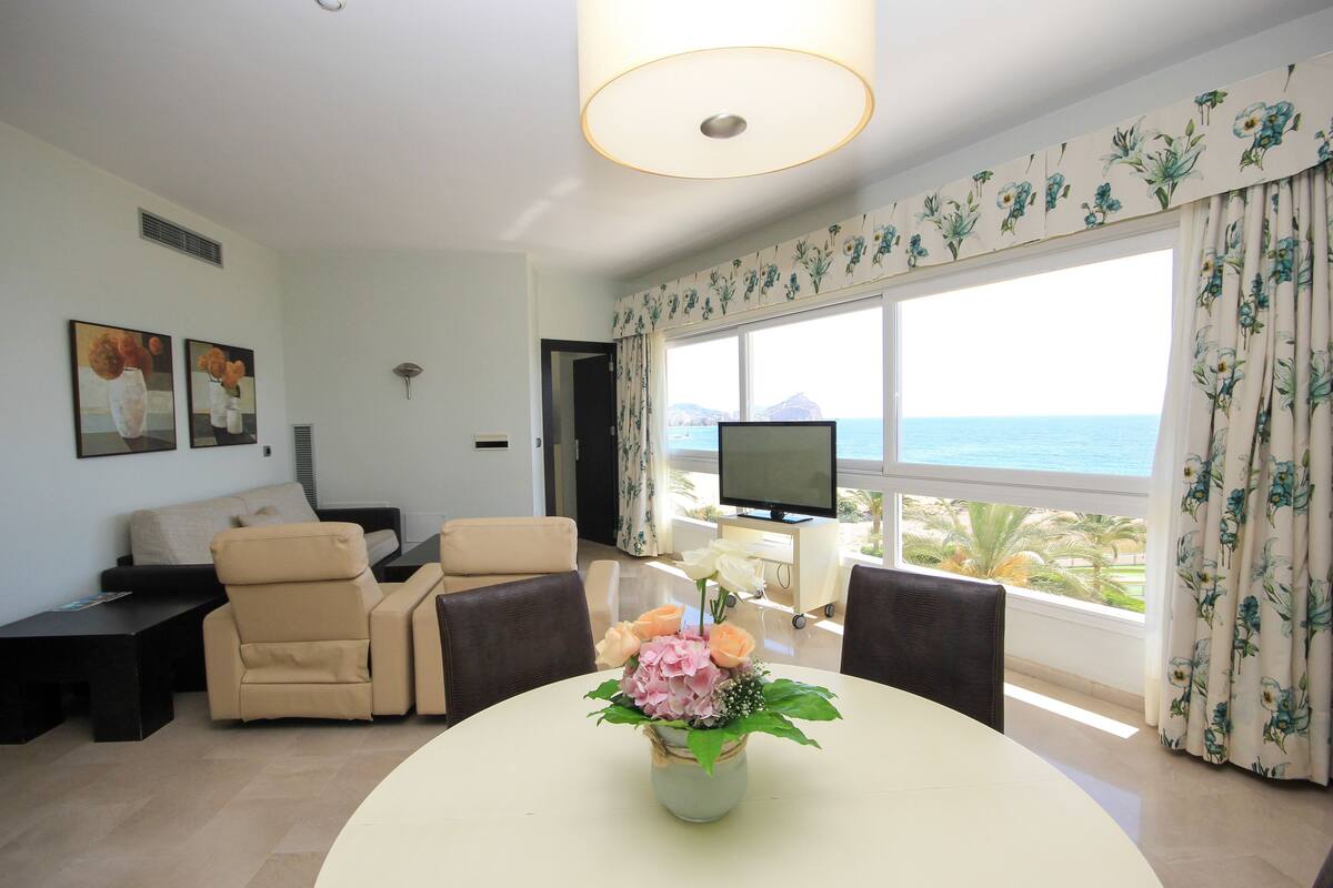 Suite, 2 Bedrooms | Living room | 32-inch TV with satellite channels