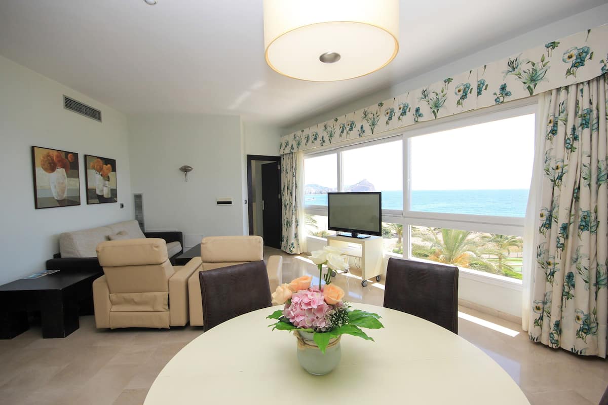 Suite, 2 Bedrooms | Living room