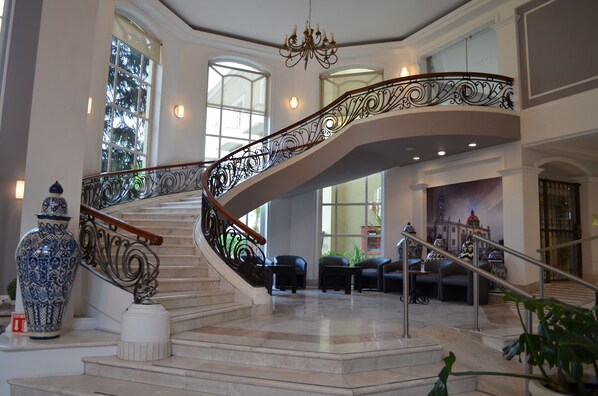 Interior entrance - Plaza Camelinas Hotel (Querétaro)