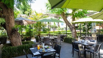 Petit déjeuner, déjeuner et dßner servis sur place, vue sur le jardin