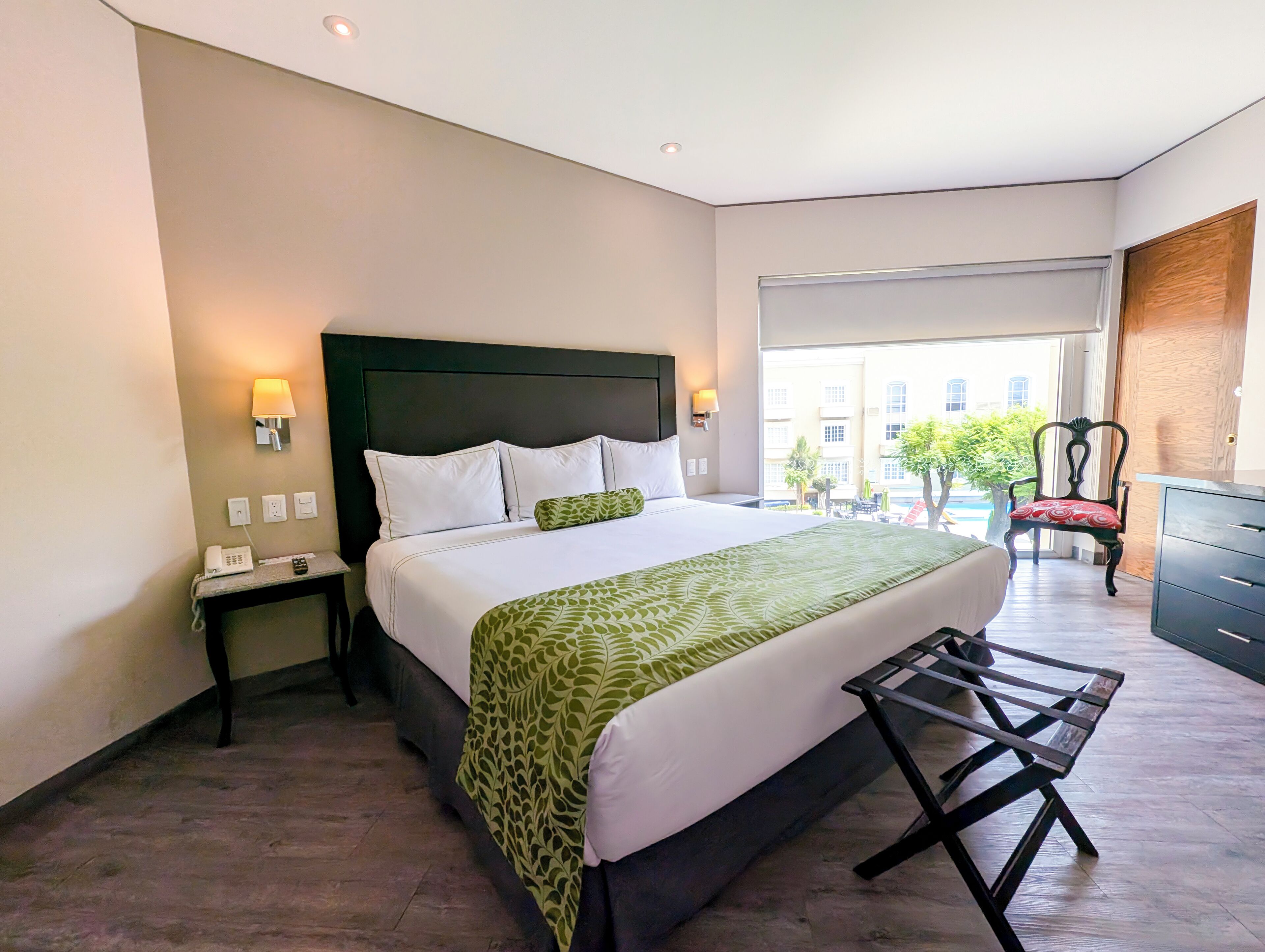 Executive Room | In-room safe, desk, blackout drapes, iron/ironing board