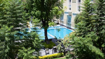 Una piscina al aire libre