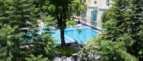 Una piscina al aire libre