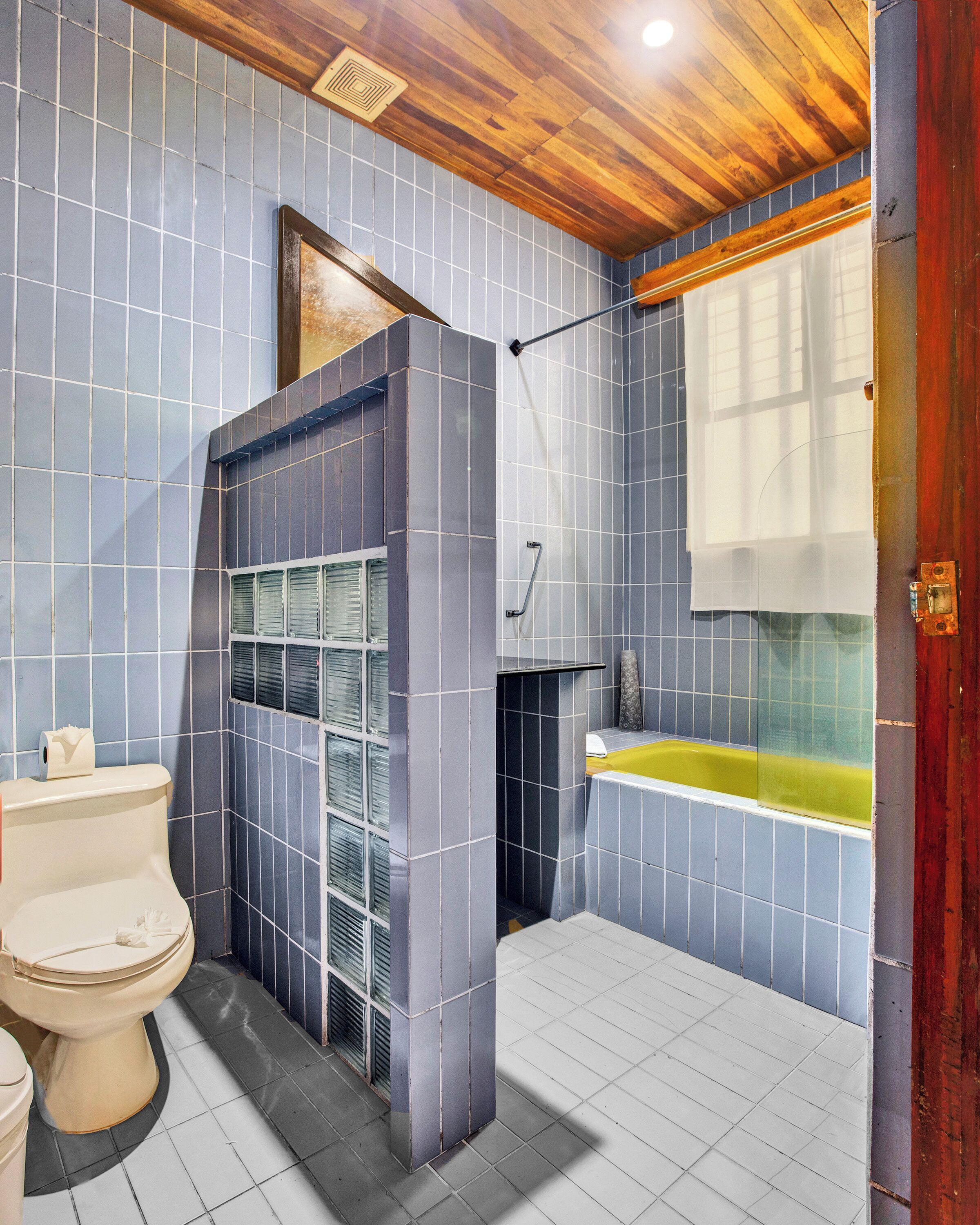 combined shower/bathtub, deep-soaking bathtub, free toiletries