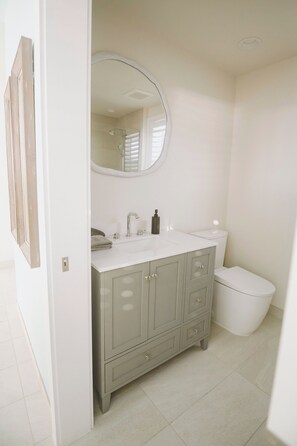 双人房(单人入住), 1 间卧室, 无烟房, 海洋景观 | 浴室 | 淋浴/盆浴组合、吹风机、毛巾