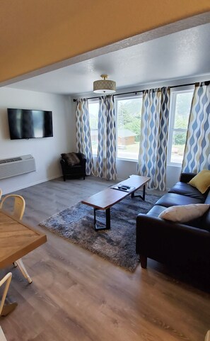 Deluxe Suite 30, 2nd Floor, No Pets | Oppholdsområde