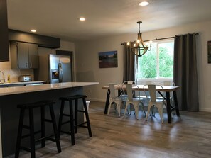 Grizzly Den Suite, 2nd Floor, No Pets; Remodeled 2018 | Eget kjøkken | Mikrobølgeovn og kaffetrakter/tekoker