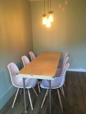 St. Mary Suite, Ground Floor, No Pets; Remodeled 2018 | Restauration dans la chambre