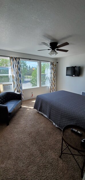 Deluxe Suite 30, 2nd Floor, No Pets | Blendingsgardiner, wi-fi (inkludert) og sengetøy