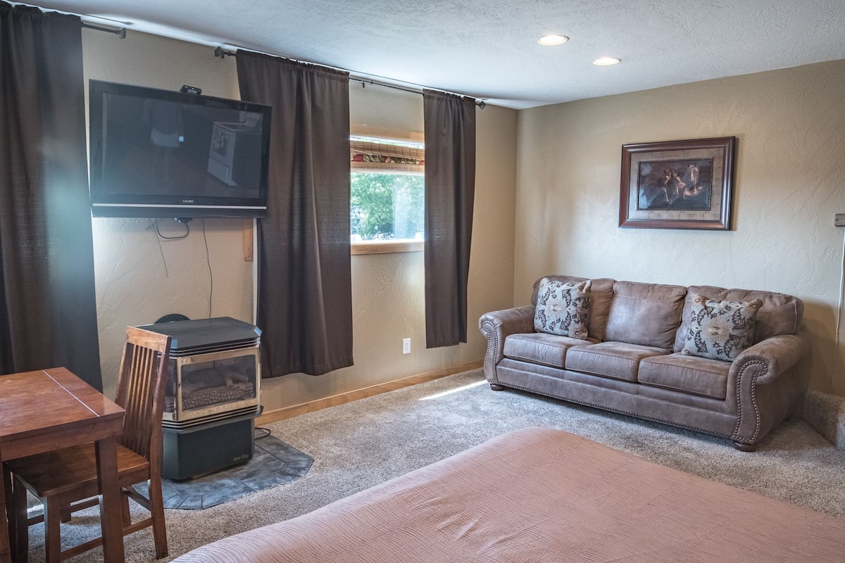 Deluxe Suite 29, Ground Floor, No Pets | Living area