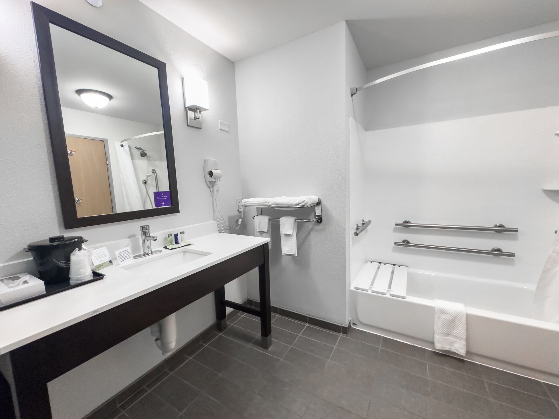 room, 1 king bed, accessible, non smoking (accessible tub) | bathroom | combined shower/bathtub, free toiletries, hair dryer, towels