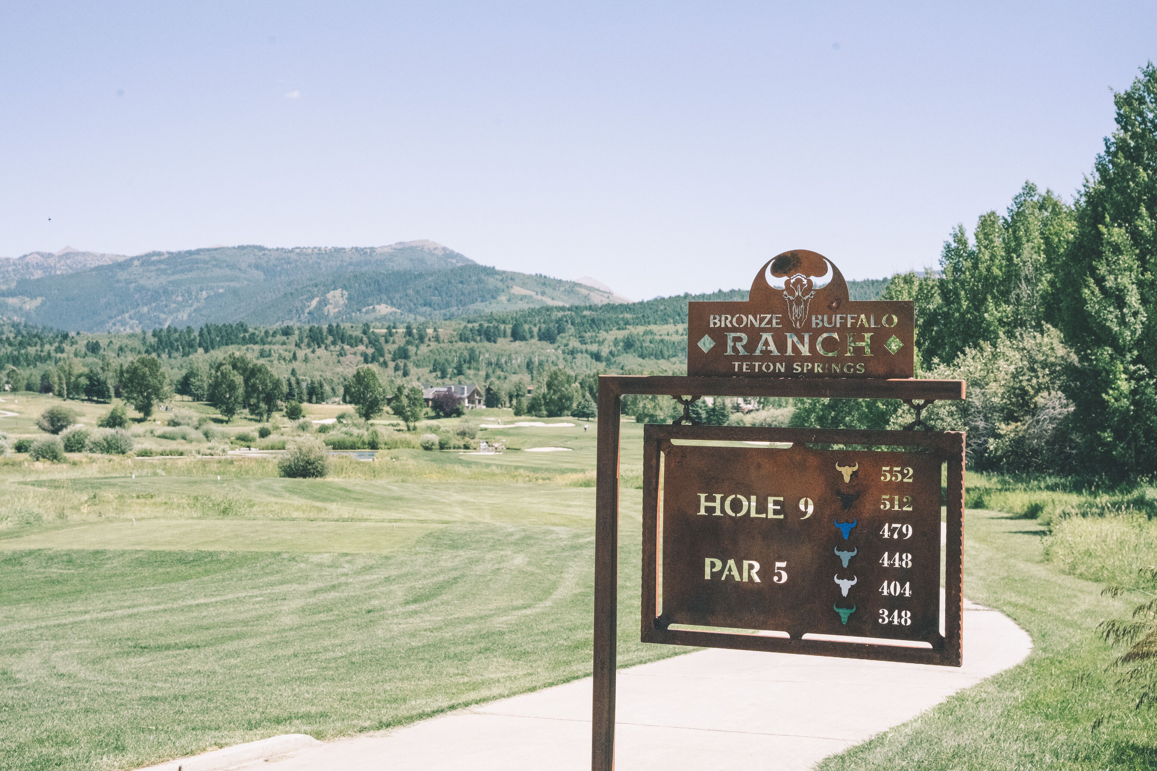 Señal del rancho Bronze Buffalo Ranch, con detalles del hoyo 9 y del par 5.