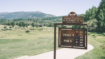 Señal del rancho Bronze Buffalo Ranch, con detalles del hoyo 9 y del par 5.