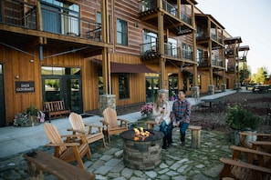 Lunch och middag serveras, med utsikt mot golfbanan