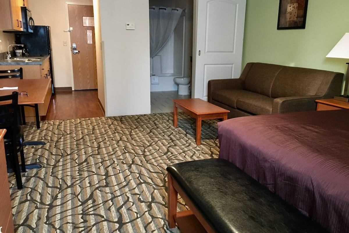 deluxe single queen, kitchenette | premium bedding, desk, blackout curtains, soundproofing