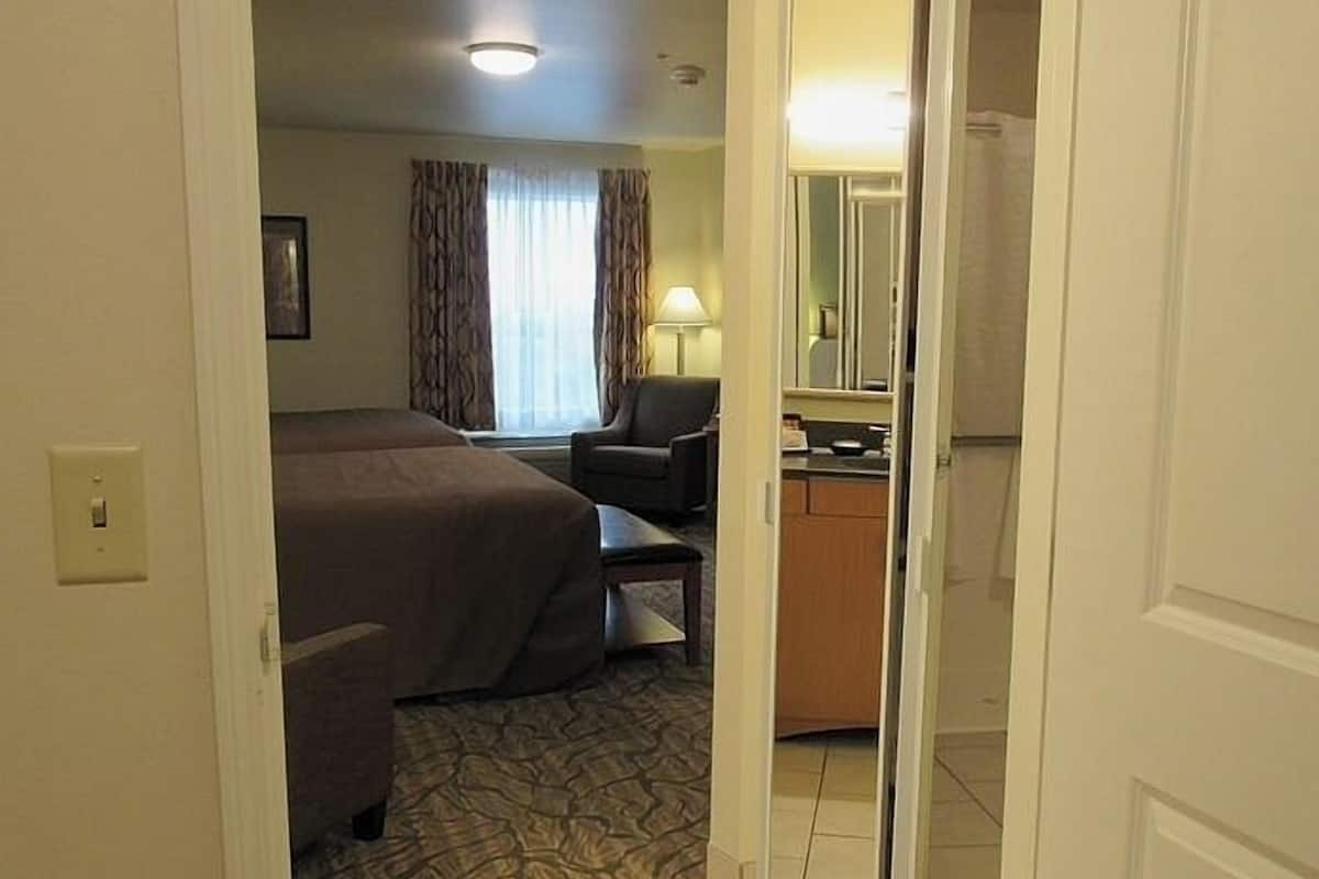 deluxe double queen, kitchenette | bathroom | free toiletries, hair dryer, towels