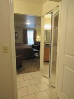 Habitación Deluxe, 2 camas de matrimonio, cocina básica | Baño | Artículos de higiene personal gratuitos, secador de pelo y toallas