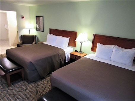 Ropa de cama de alta calidad, escritorio y cortinas blackout . Aspen Extended Stay Suites Kenai