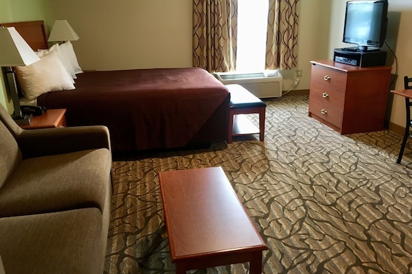 Deluxe Single Queen, Kitchenette | Premium bedding, desk, blackout drapes, soundproofing