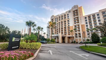 A hotel entrance with a sign indicating 'Las Palmeras' and '9501 Universal Blvd.'