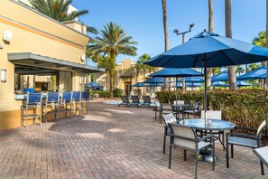 Útilaug, sólhlífar, sólstólar