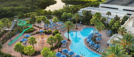 Außenpool, Sonnenschirme, Liegestühle