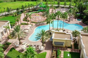 Alberca al aire libre, sombrillas en la alberca y camastros 