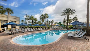 Piscina externa, guarda-sóis, espreguiçadeiras