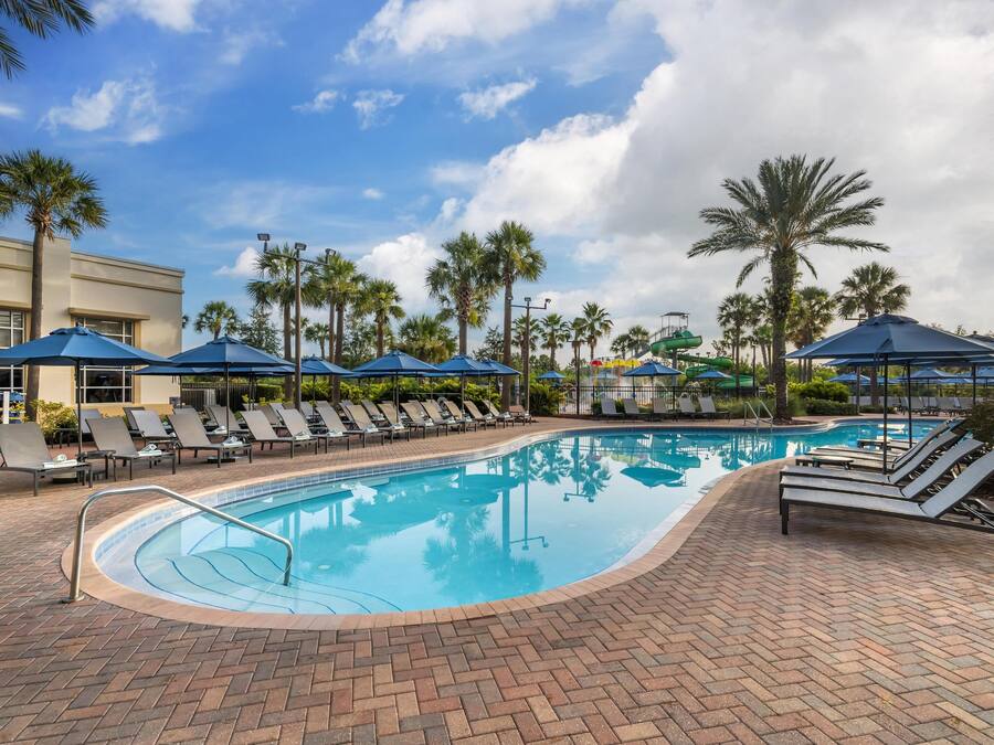 Udendørs pool, parasoller, liggestole