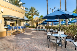 Outdoor pool, pool umbrellas, pool loungers - Hilton Grand Vacations Club Las Palmeras Orlando (Orlando)