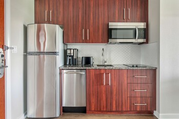 Coffee/tea maker, cookware/dishes/utensils at Hilton Grand Vacations Club Las Palmeras Orlando