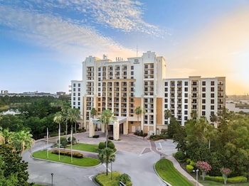 Hotel Exterior at Hilton Grand Vacations Club Las Palmeras Orlando