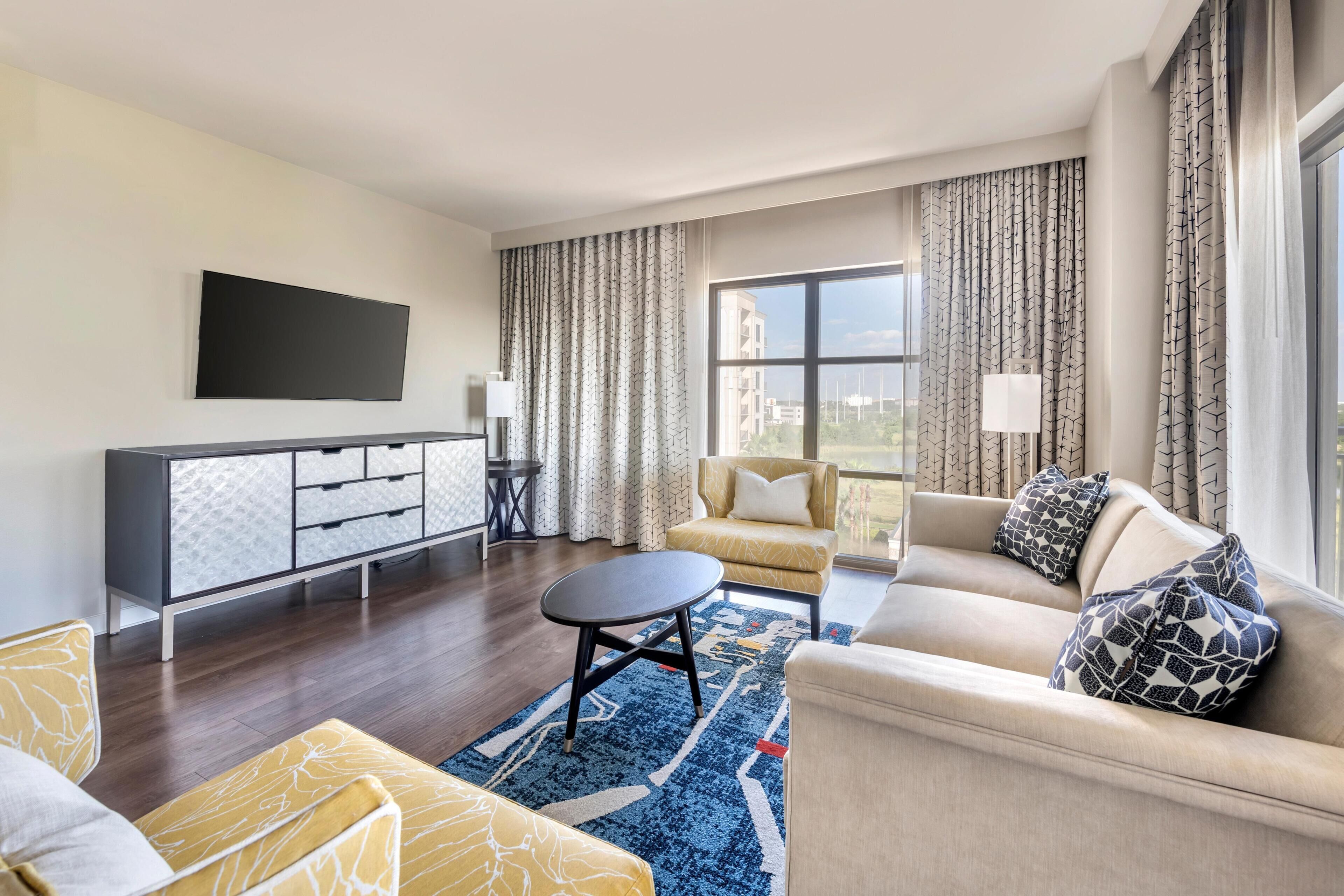 Suite, 1 habitación, cocina | Zona de estar | Una televisión de pantalla plana, Netflix, Hulu