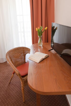 Tremannsrom – familie, 2 soverom, rom vegg-i-vegg | Minibar, safe på rommet, skrivebord og skrivebord for bærbar PC