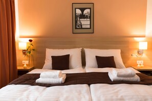 Minibar, caja de seguridad en la habitación y escritorio 