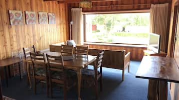 Superior-mökki, rantanäköala | Oleskelualue | Televisio