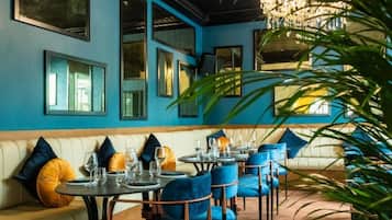 Se ofrece un desayuno continental (100 QAR por persona)