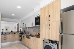 Full-sized fridge, microwave, stovetop, dishwasher