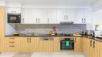 Full-sized fridge, microwave, stovetop, dishwasher