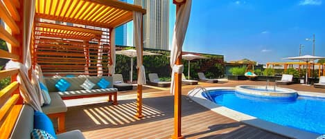Piscine extérieure, chaises longues