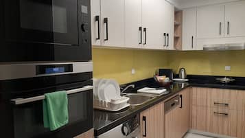 Full-sized fridge, microwave, stovetop, dishwasher