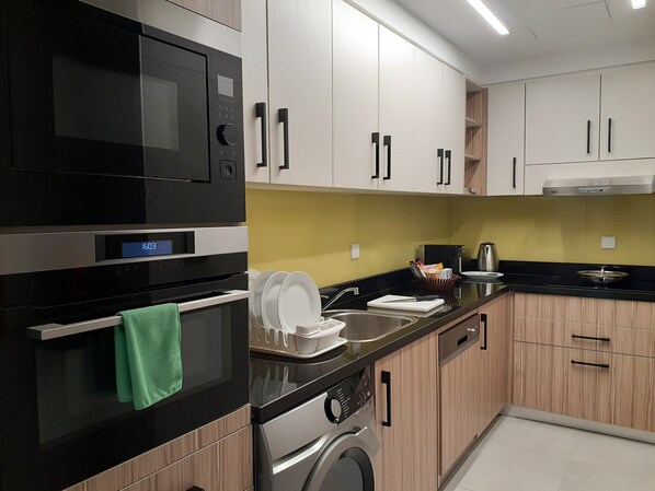 Refrigerador con congelador, microondas y parrilla de estufa 