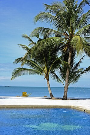 2 座室外游泳池，提供日光浴躺椅