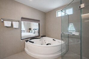 Free minibar, in-room safe, desk, laptop workspace - The Frangipani Langkawi Resort & Spa (Langkawi)