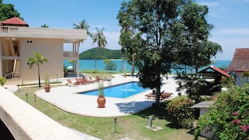 2 outdoor pools, pool loungers