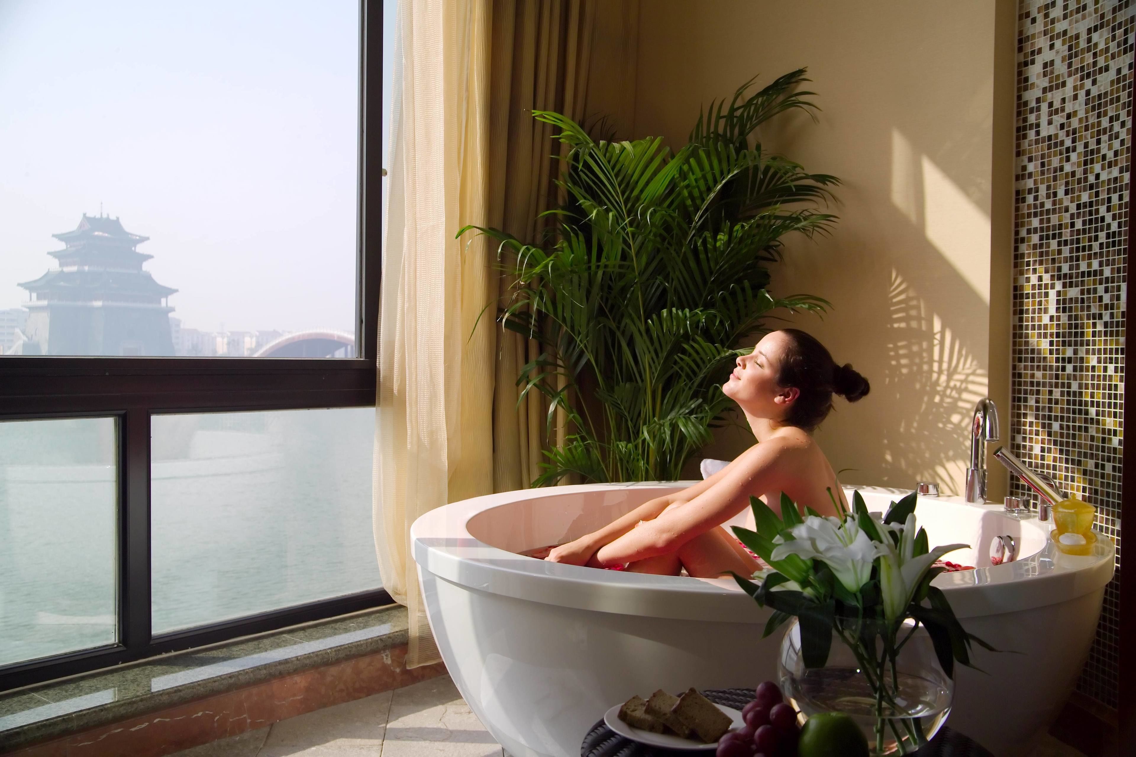 deluxe lake-view twin room | bathroom | separate bathtub and shower, rainfall showerhead, free toiletries