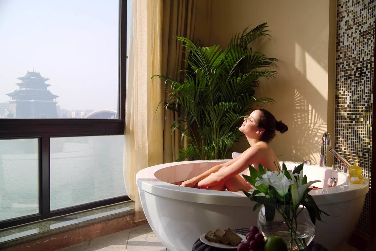 deluxe lake-view twin room | bathroom | separate bathtub and shower, rainfall showerhead, free toiletries